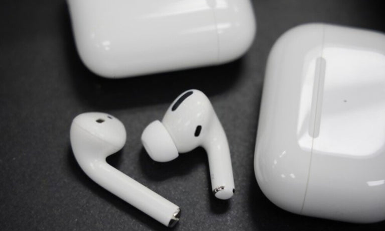 Cómo conectar dos AirPods diferentes a un estuche